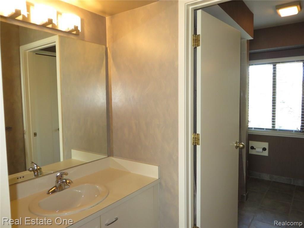 681 Highgate Mews, Unit 151 Rochester Hills, MI 48307 - Photo 27 of 35