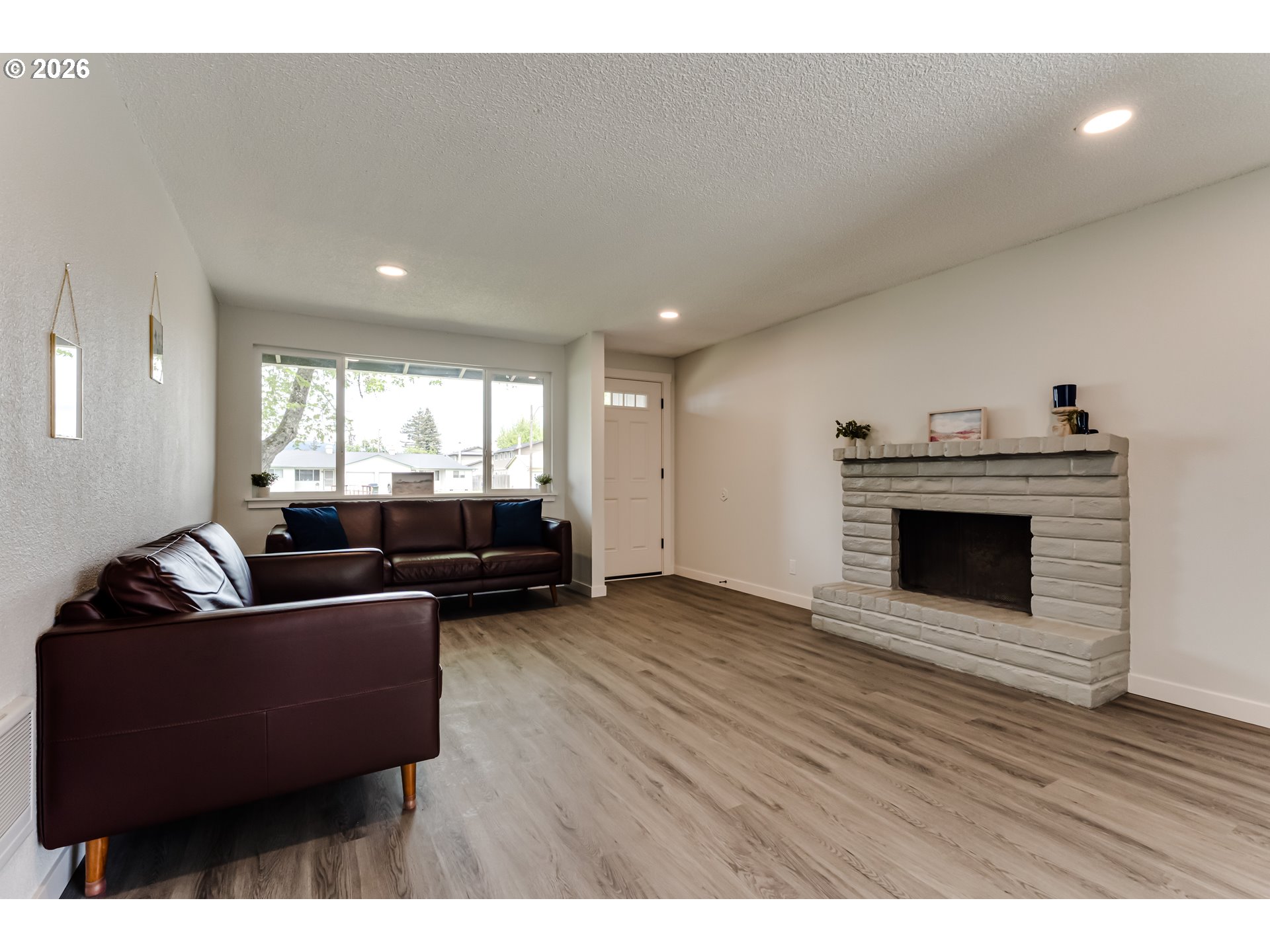 236-238 South 35th Street Springfield, OR 97478 - Photo 2 of 21 Living Room