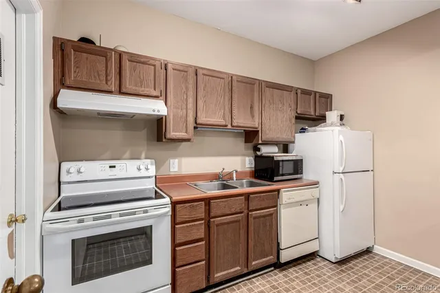 $1,950 | 2301 East Fremont Avenue, Unit W08, Centennial, CO 80122