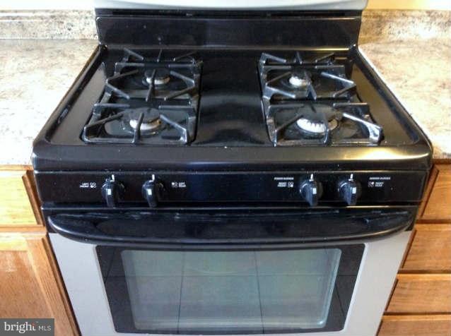 1011 Bayner Road Baltimore, MD 21221 - Photo 4 of 30 a close view of stove