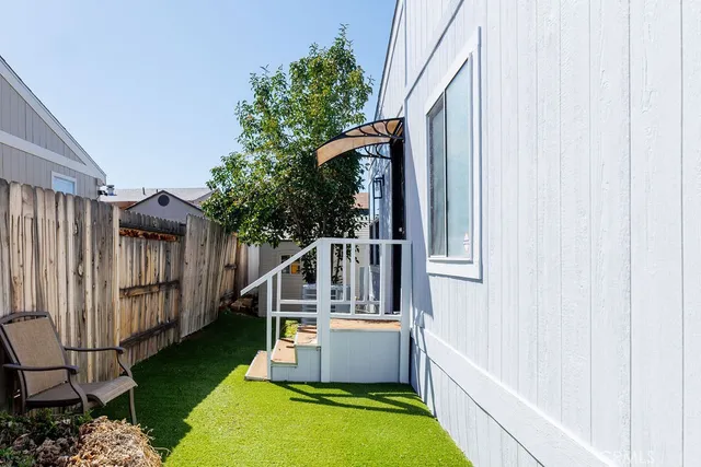 a picture of a very nice looking room