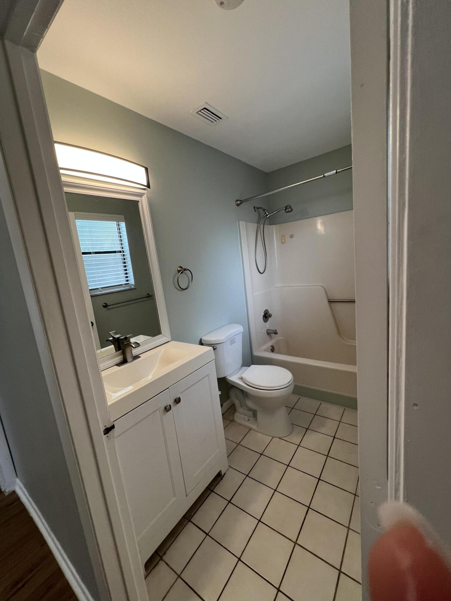 14 Crossings Circle, Unit G Boynton Beach, FL 33435 - Photo 13 of 13 GBATHROOM1