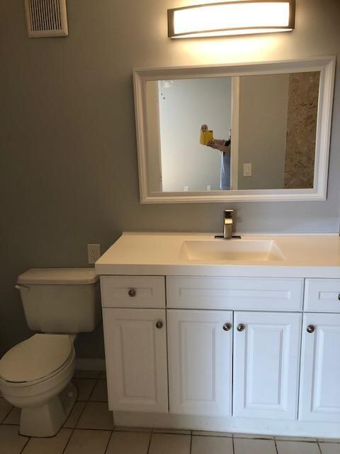 14 Crossings Circle, Unit G Boynton Beach, FL 33435 - Photo 9 of 13 Mbathroom1-o