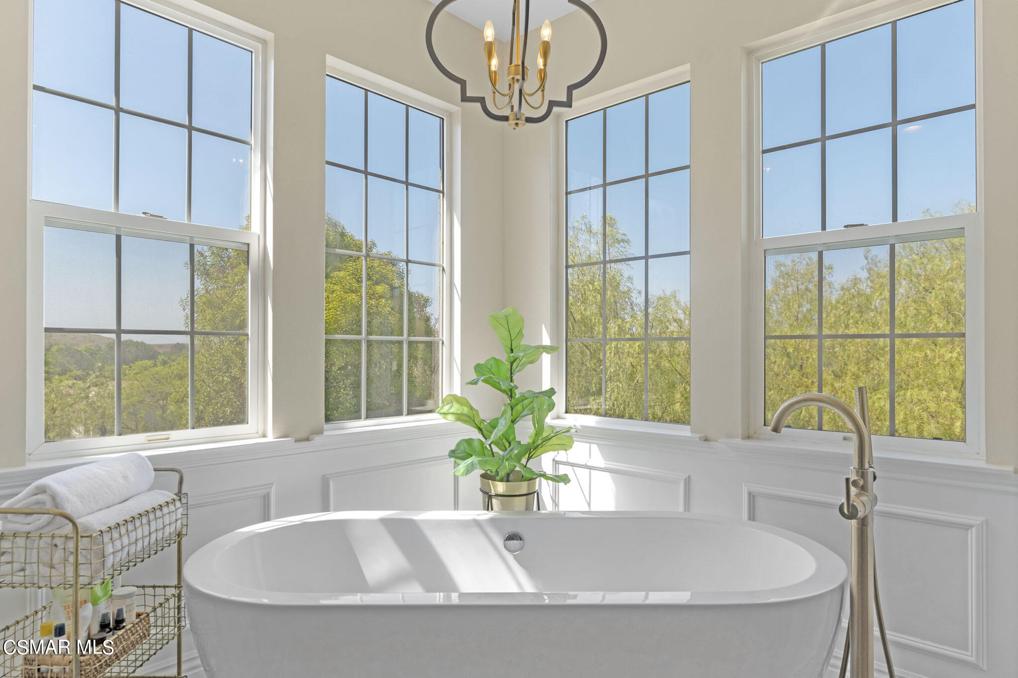 524 Oak Tree Court Simi Valley, CA 93065 - Photo 35 of 61 a bath tub sitting next to a window