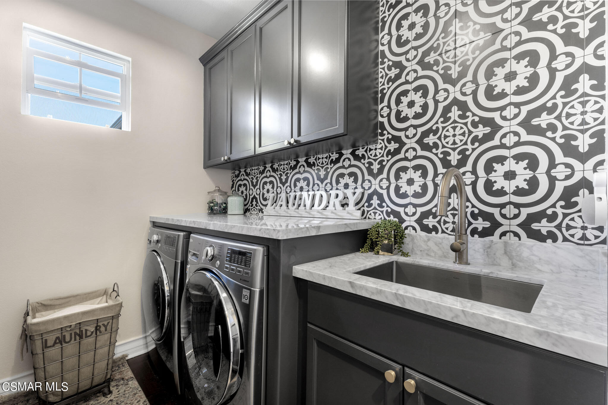 524 Oak Tree Court Simi Valley, CA 93065 - Photo 45 of 61 a view of a kitchen with sink washer and dryer