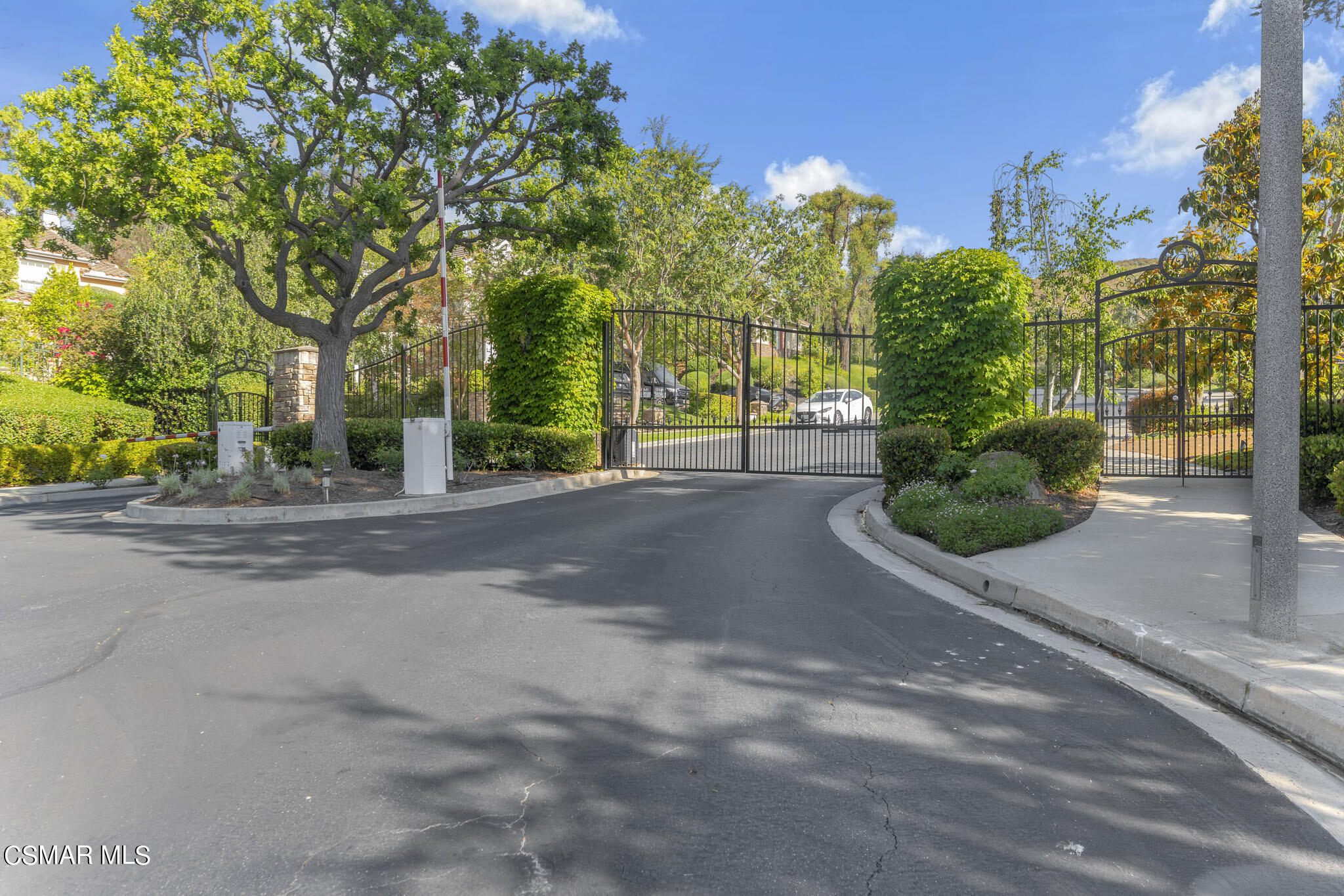 524 Oak Tree Court Simi Valley, CA 93065 - Photo 53 of 61 a view of a street with a houses