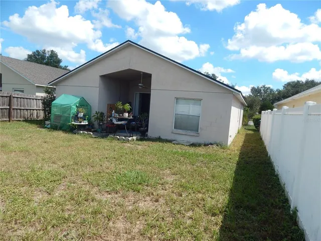 a view of a house with backyard and garden