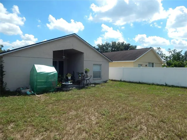 a view of a house with backyard