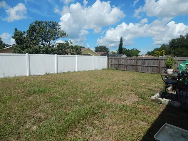 a view of a backyard
