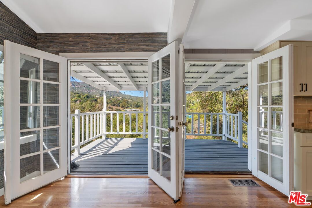 109 Muerdago Road Topanga, CA 90290 - Photo 9 of 32