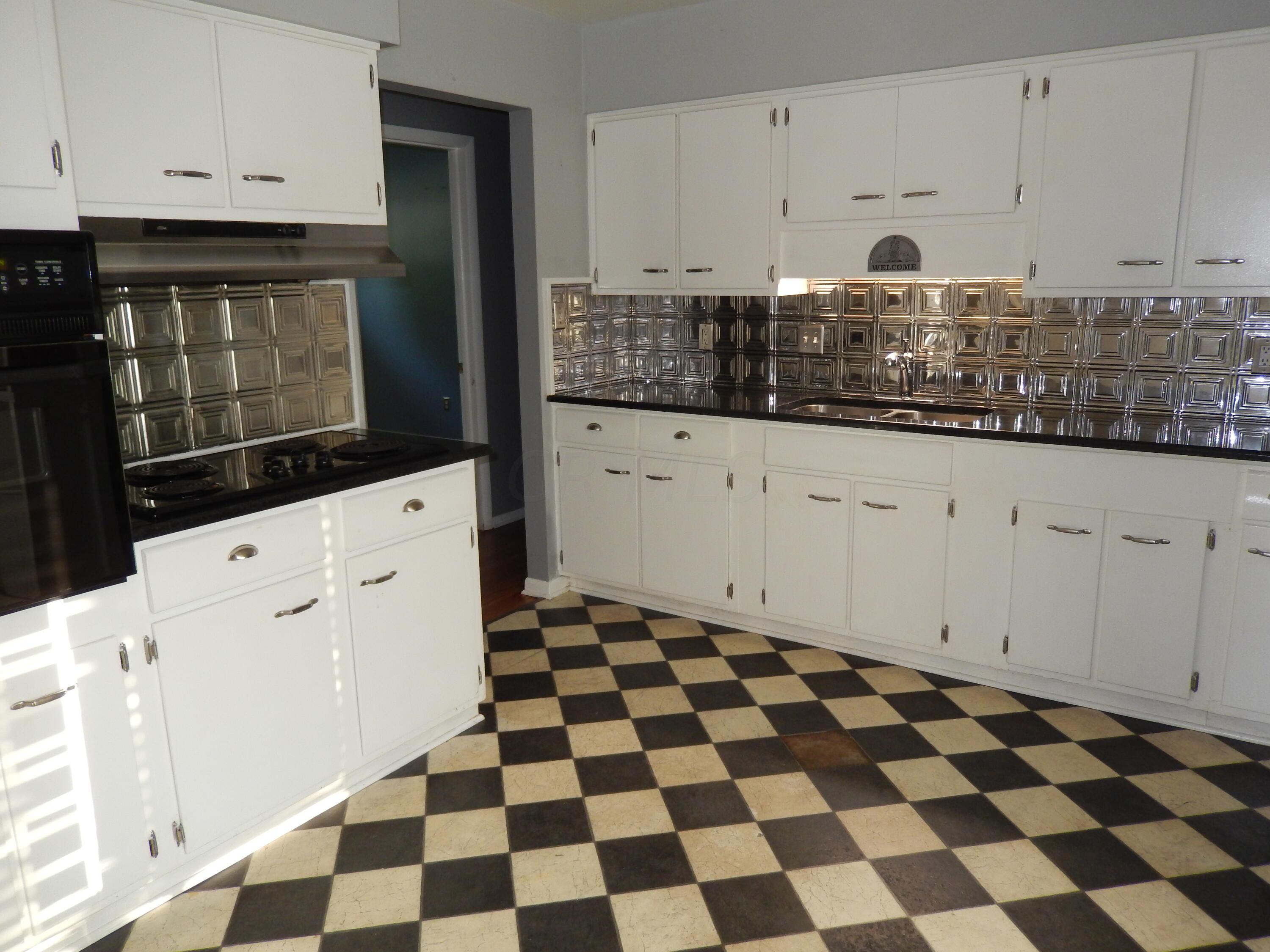 5587 Hazelwood Road Columbus, OH 43229 - Photo 10 of 47 Kitchen