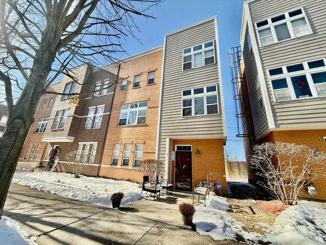 $3,150 | 1914 North Lotus Avenue, Chicago, IL 60639