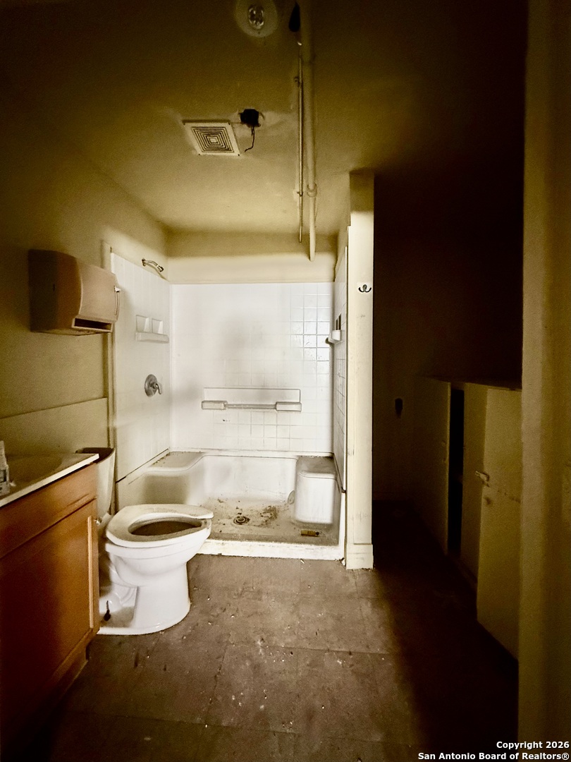 325 East Locust Street San Antonio, TX 78212 - Photo 12 of 30 a bathroom with a sink toilet and shower
