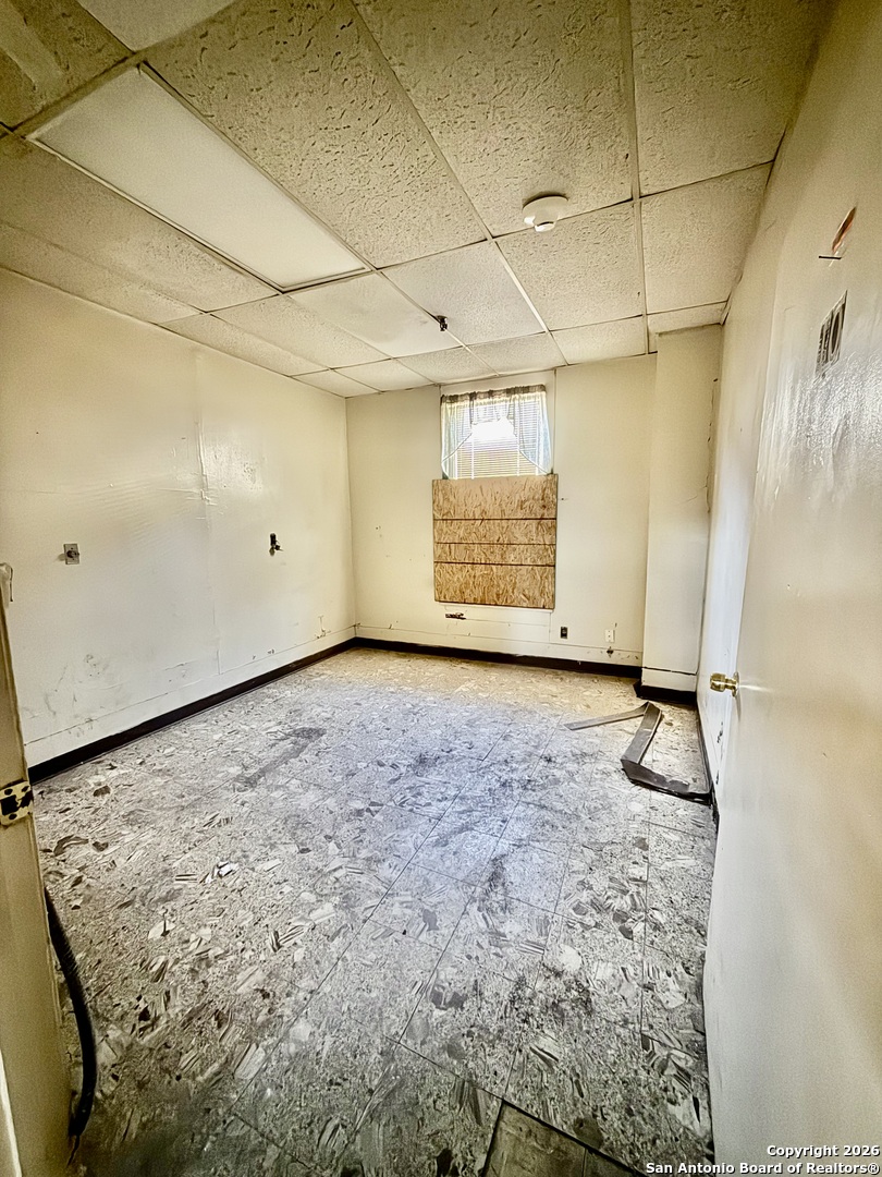 325 East Locust Street San Antonio, TX 78212 - Photo 13 of 30 a view of an empty room