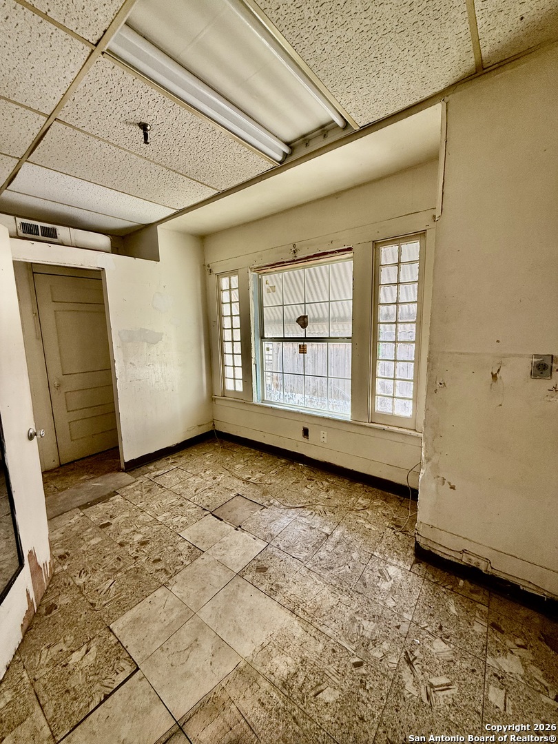 325 East Locust Street San Antonio, TX 78212 - Photo 18 of 30 an empty room with windows