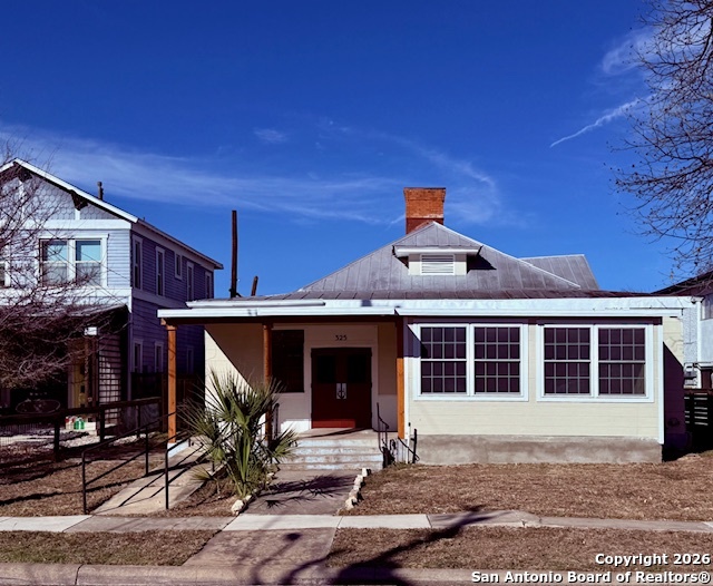 325 East Locust Street San Antonio, TX 78212 - Photo 2 of 30 a front view of a house with yard
