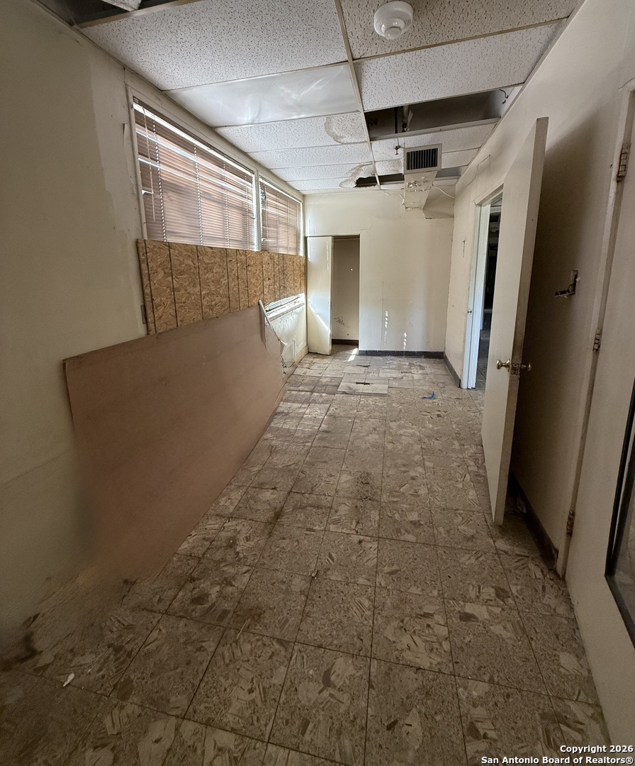 325 East Locust Street San Antonio, TX 78212 - Photo 23 of 30 a view of a garage