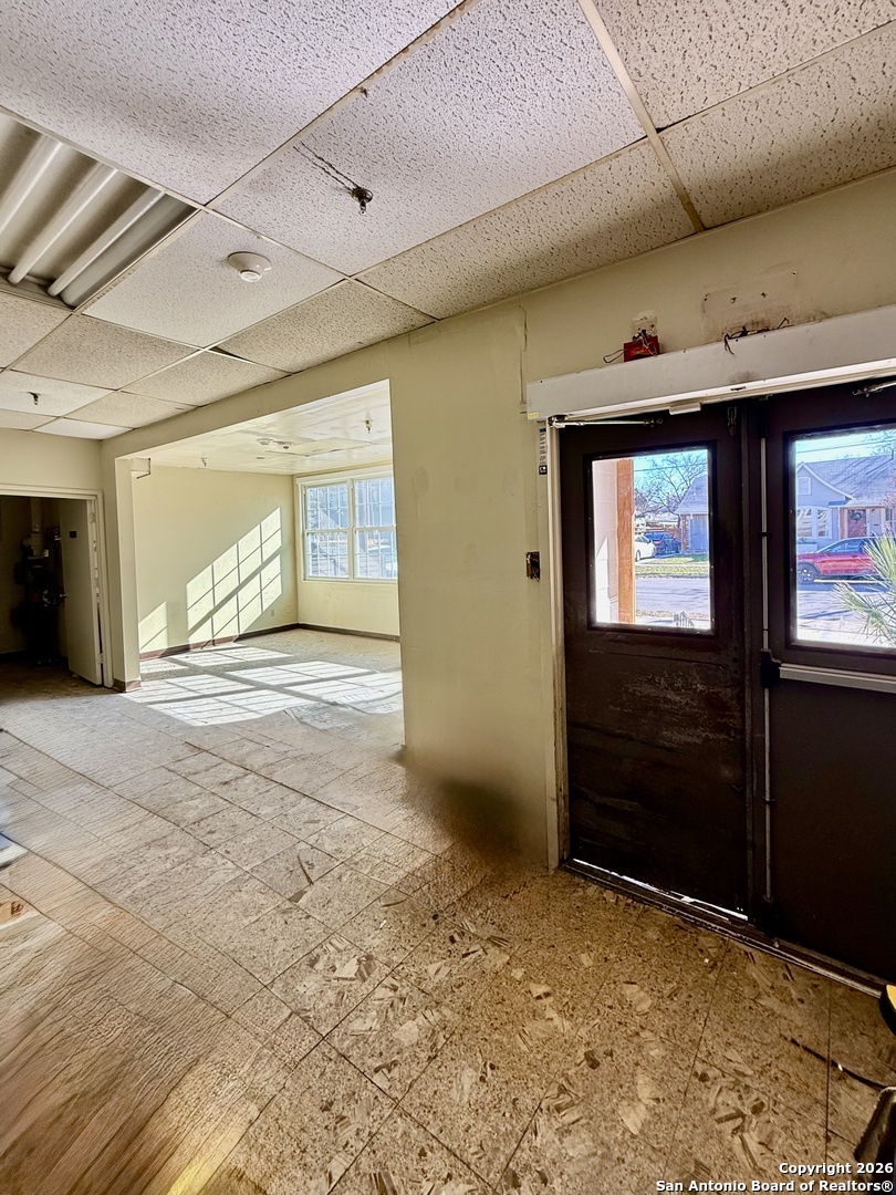 325 East Locust Street San Antonio, TX 78212 - Photo 24 of 30 a view of an empty room and window