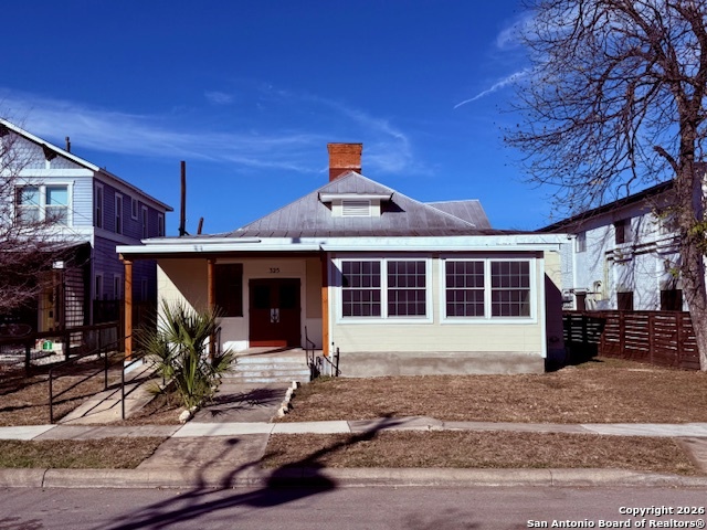 325 East Locust Street San Antonio, TX 78212 - Photo 5 of 30 a front view of a house with garden