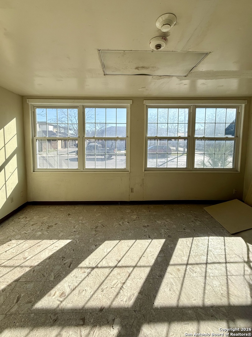 325 East Locust Street San Antonio, TX 78212 - Photo 7 of 30 a view of an empty room and window