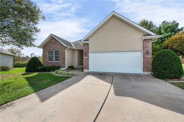 $349,000 | 1123 Southwest Hoke Drive, Lee's Summit, MO 64081
