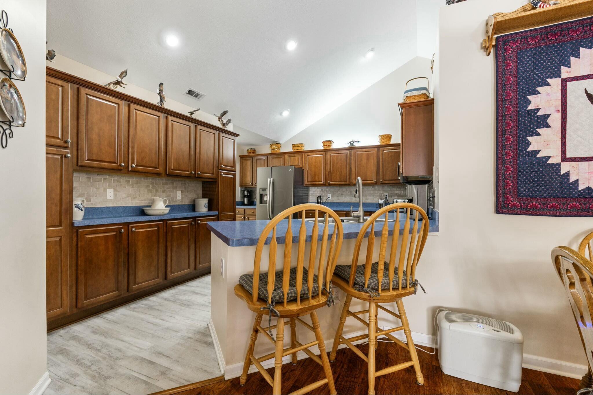 223 Stonegate Loop Pataskala, OH 43062 - Photo 25 of 61 Kitchen bar Counter