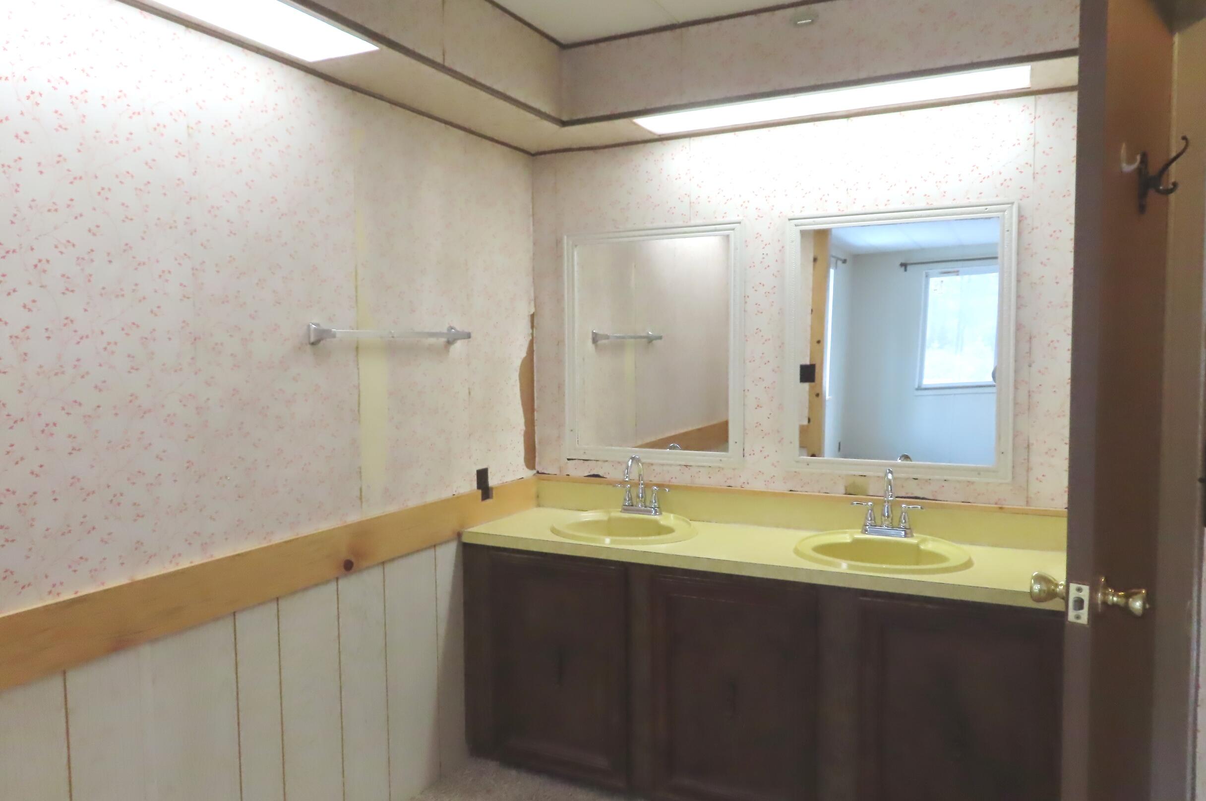 150045 Jerry Road La Pine, OR 97739 - Photo 18 of 39 Primary Dual Vanity