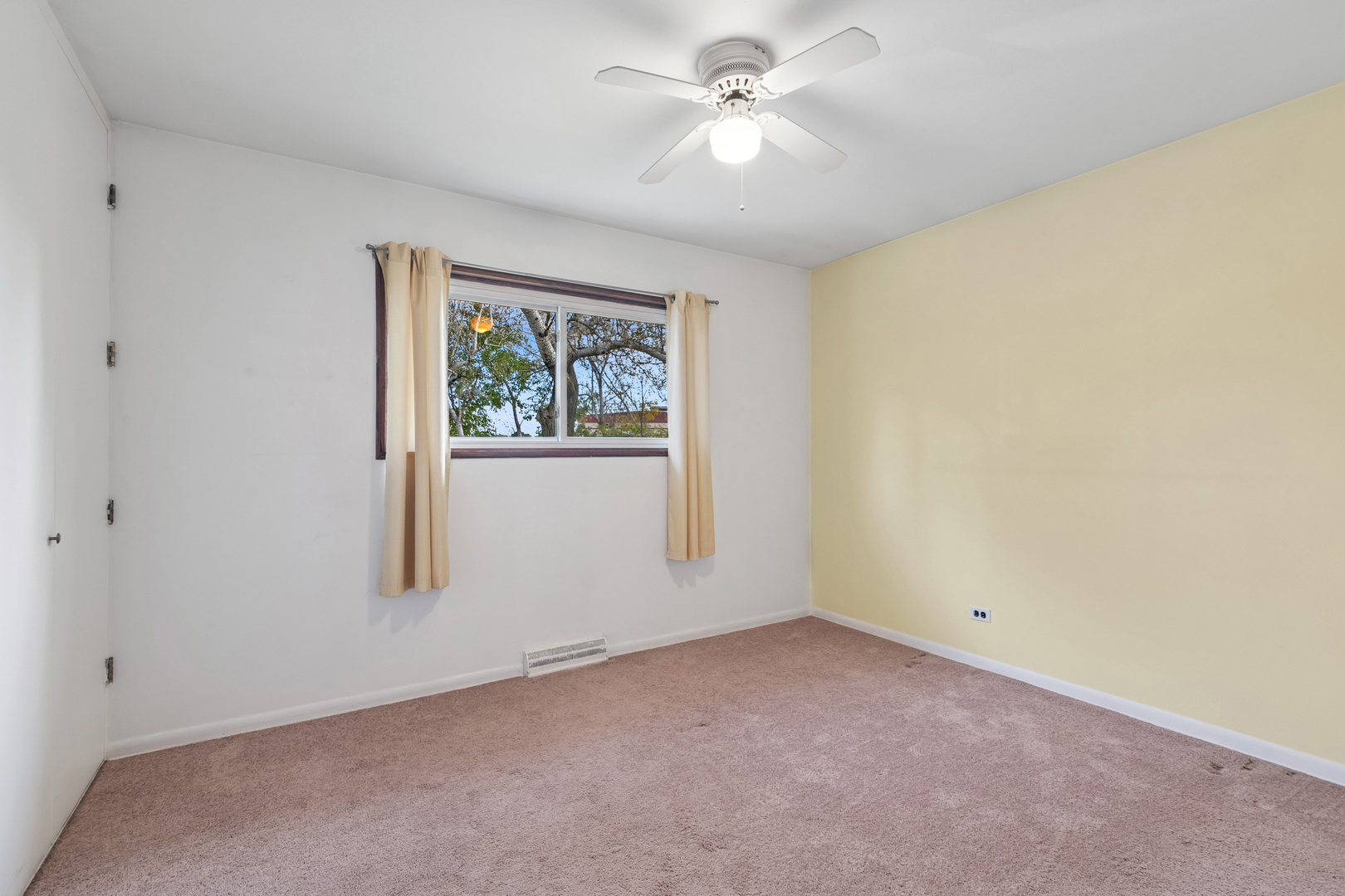 1253 Arthur Street Calumet City, IL 60409 - Photo 9 of 20 an empty room with a window