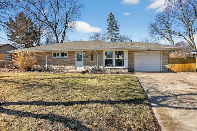$324,900 | 212 Hill Avenue, North Aurora, IL 60542