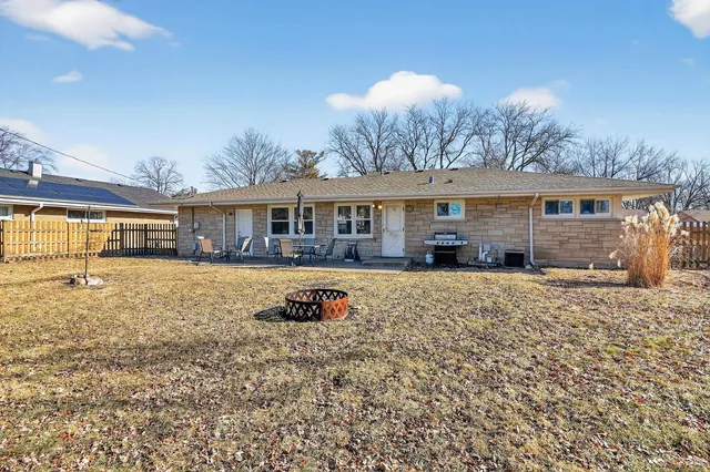 $324,900 | 212 Hill Avenue, North Aurora, IL 60542