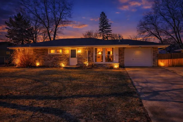 $324,900 | 212 Hill Avenue, North Aurora, IL 60542