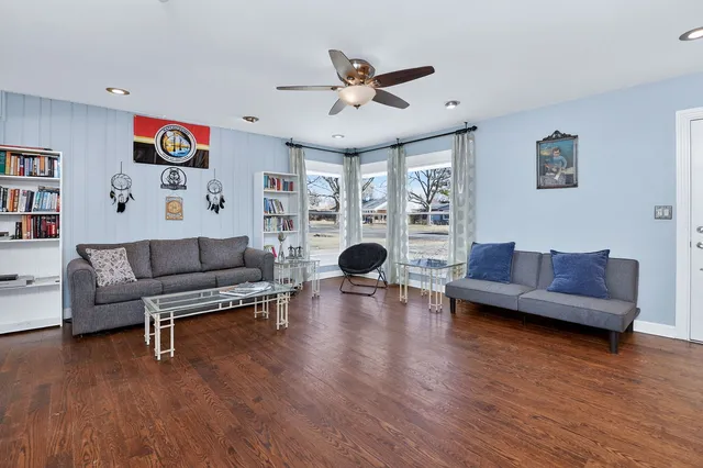 $324,900 | 212 Hill Avenue, North Aurora, IL 60542