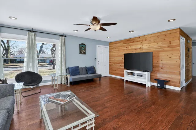 $324,900 | 212 Hill Avenue, North Aurora, IL 60542