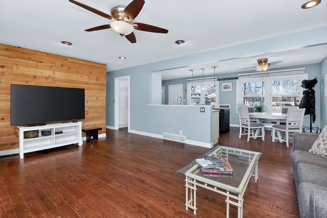 $324,900 | 212 Hill Avenue, North Aurora, IL 60542