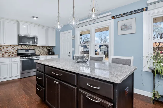 $324,900 | 212 Hill Avenue, North Aurora, IL 60542