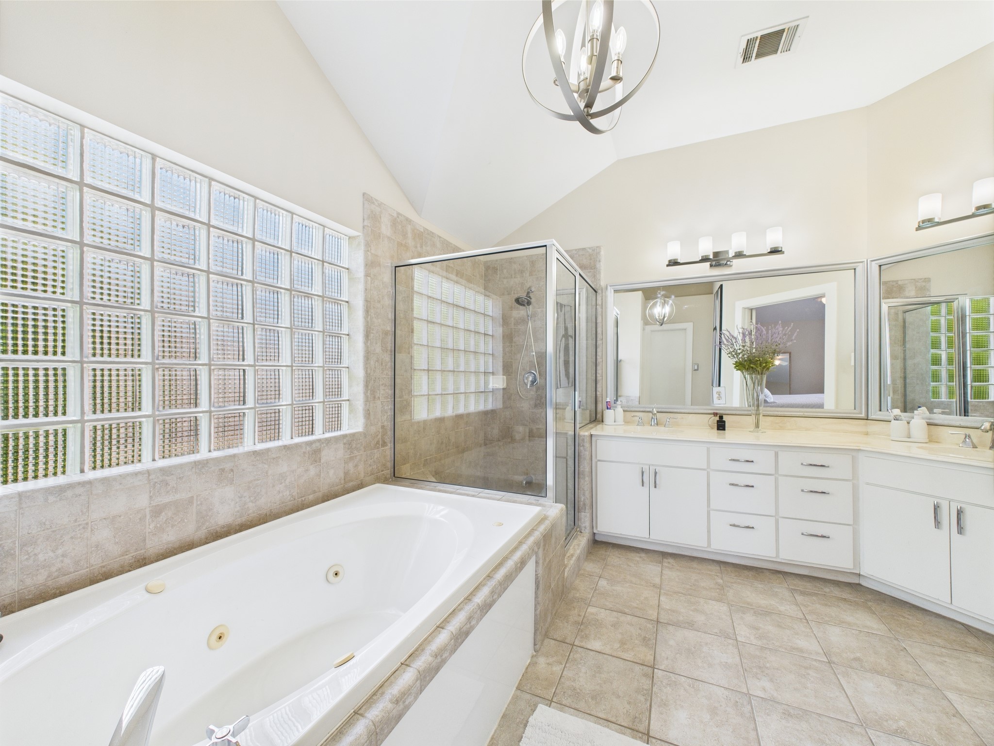 5810 Darling Street, Unit F Houston, TX 77007 - Photo 18 of 38 Primary bathroom