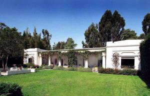 a view of a house with backyard and garden