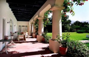 184 Middle Road Santa Barbara, CA 93108 - Photo 3 of 3 a view of a patio filled with furniture
