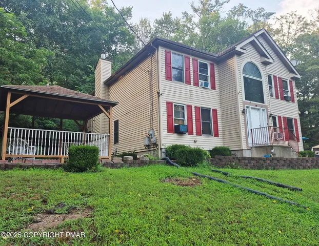 a view of a house with back yard