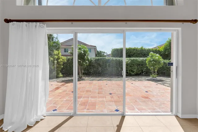 a view of a backyard