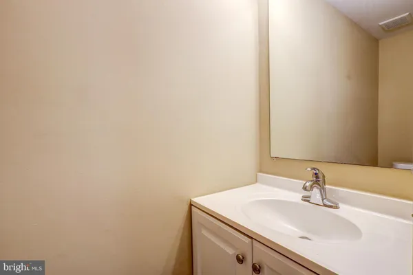 $1,200 | 21 Docena Court, Gaithersburg, MD 20886