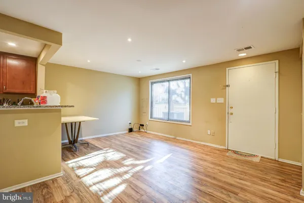 $1,200 | 21 Docena Court, Gaithersburg, MD 20886