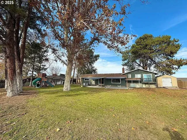 $469,900 | 825 West Ridgeway Avenue, Hermiston, OR 97838