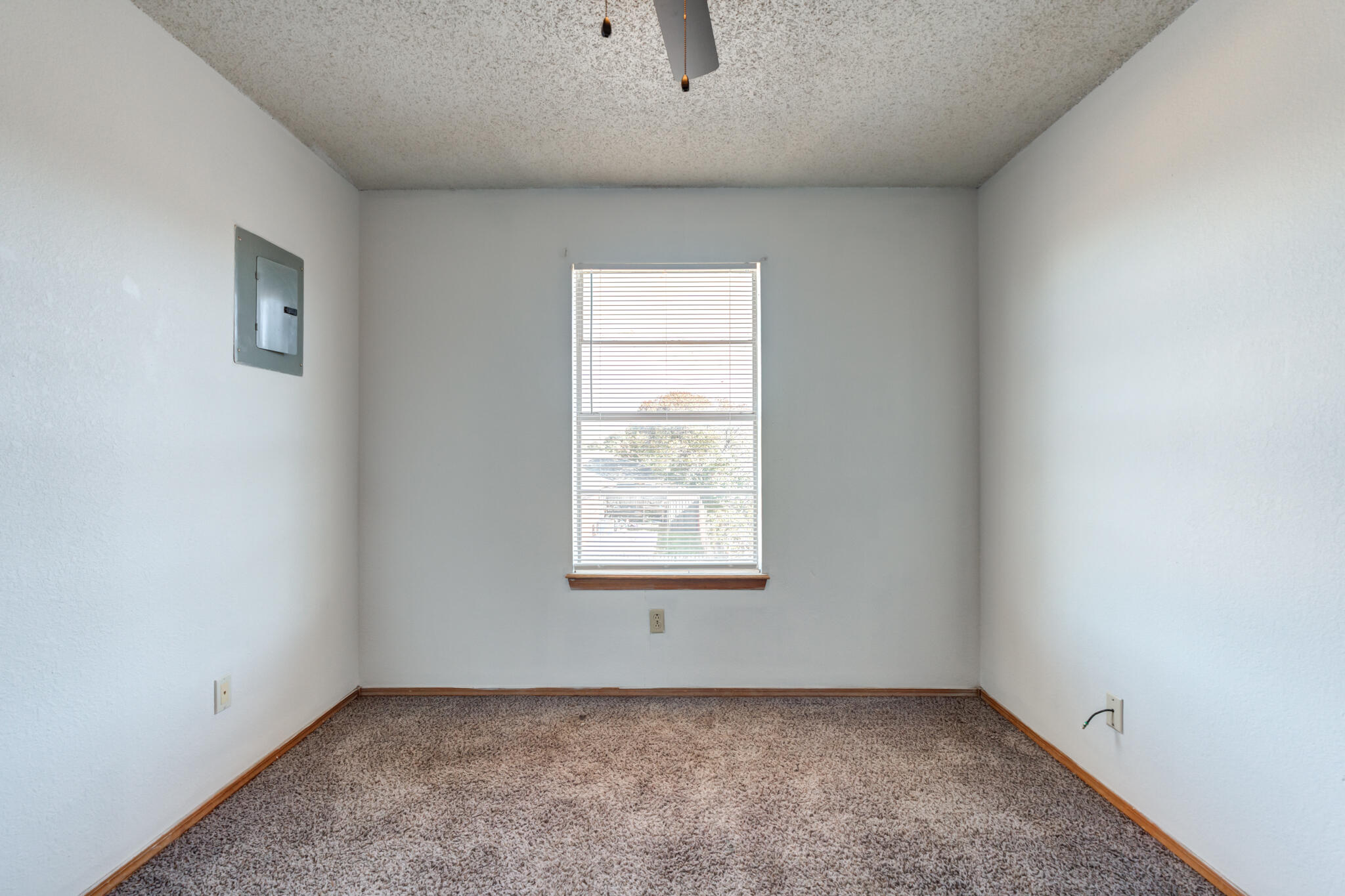 7405 Waco Avenue Lubbock, TX 79423 - Photo 26 of 29 an empty room with a window