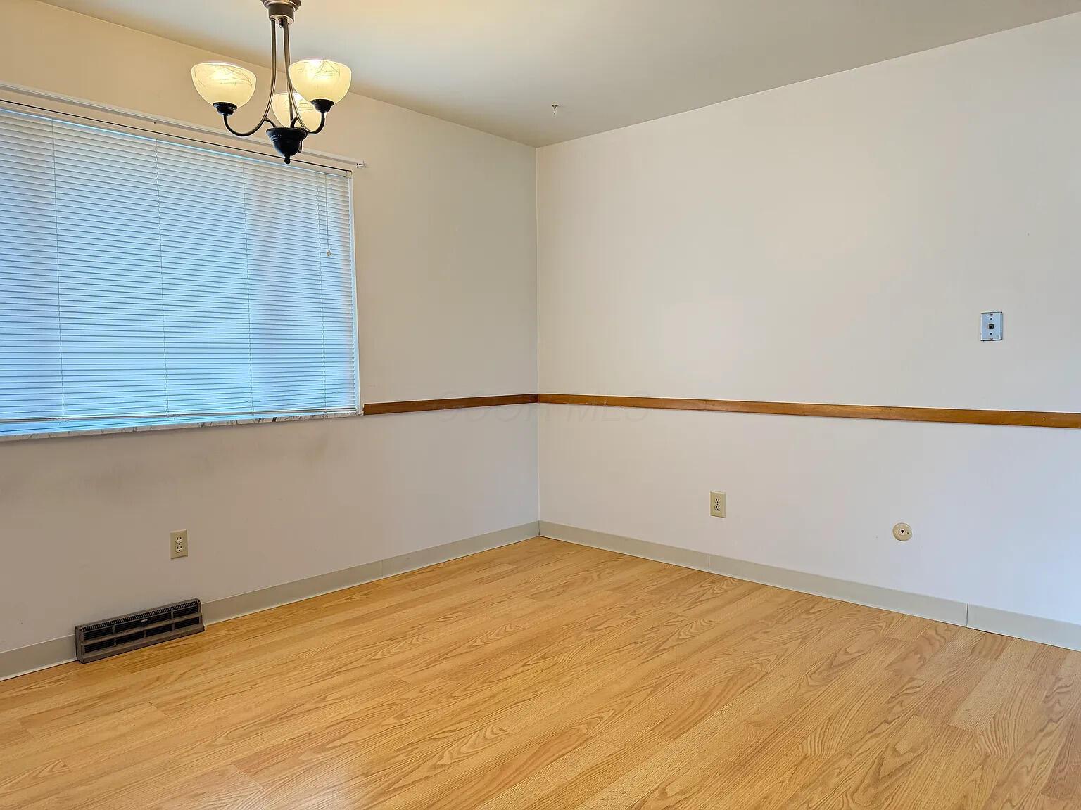 4979 Godown Road, Unit 4981 Columbus, OH 43220 - Photo 4 of 15 eating area