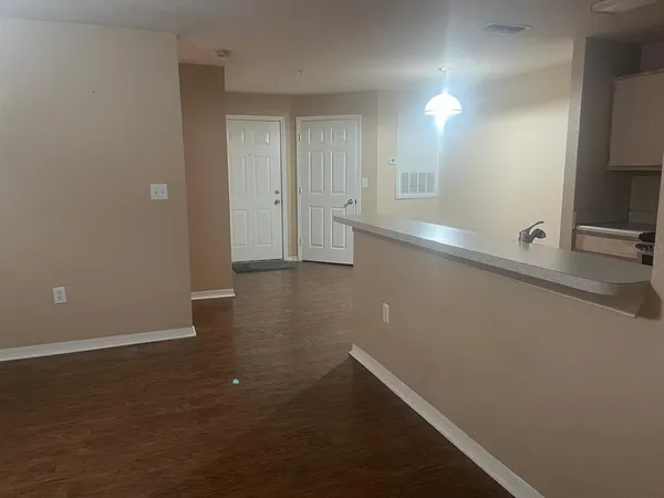 $1,525 | 5475 Vineland Road, Unit 8212, Orlando, FL 32811