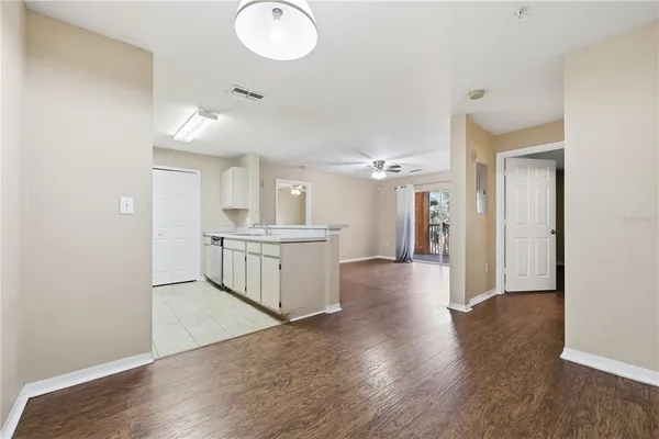 $1,525 | 5475 Vineland Road, Unit 8212, Orlando, FL 32811
