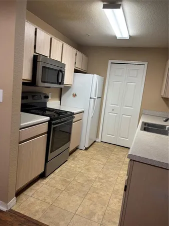 $1,525 | 5475 Vineland Road, Unit 8212, Orlando, FL 32811