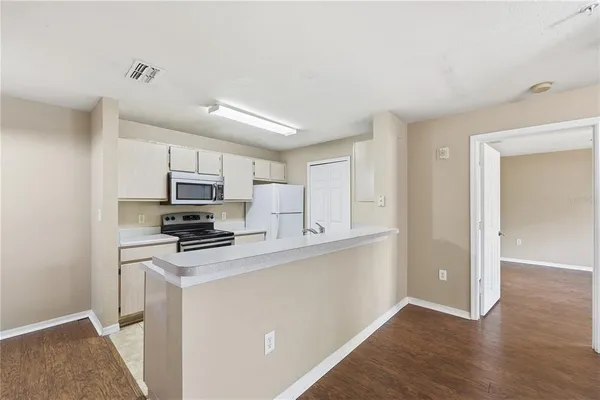 $1,525 | 5475 Vineland Road, Unit 8212, Orlando, FL 32811