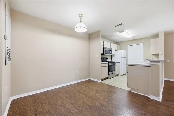 $1,525 | 5475 Vineland Road, Unit 8212, Orlando, FL 32811